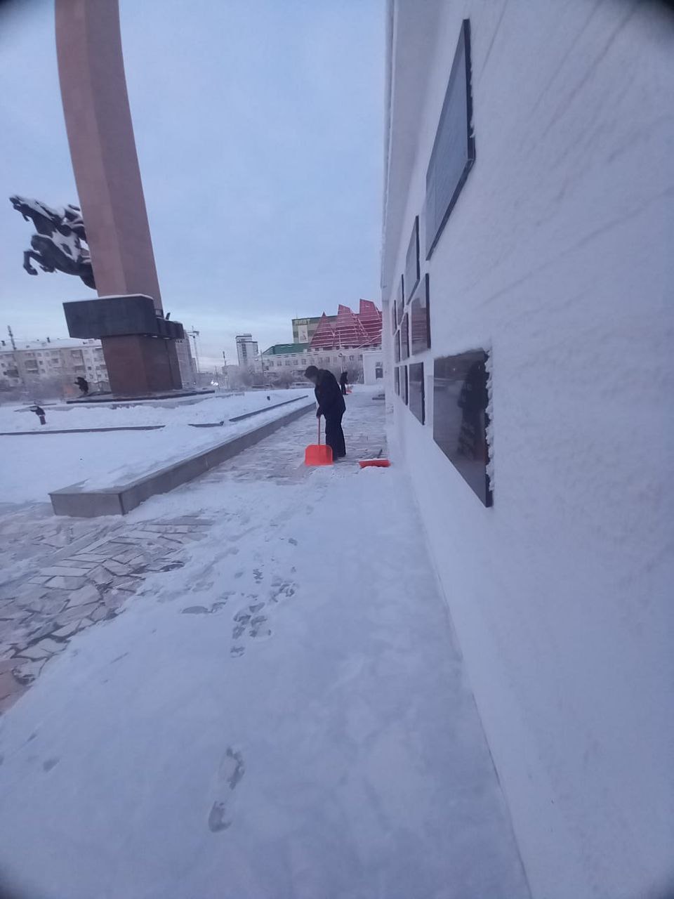 Наши дворники заботливо и тщательно расчищают площадь Победы от снега, создавая комфортные и безопасные условия для горожан