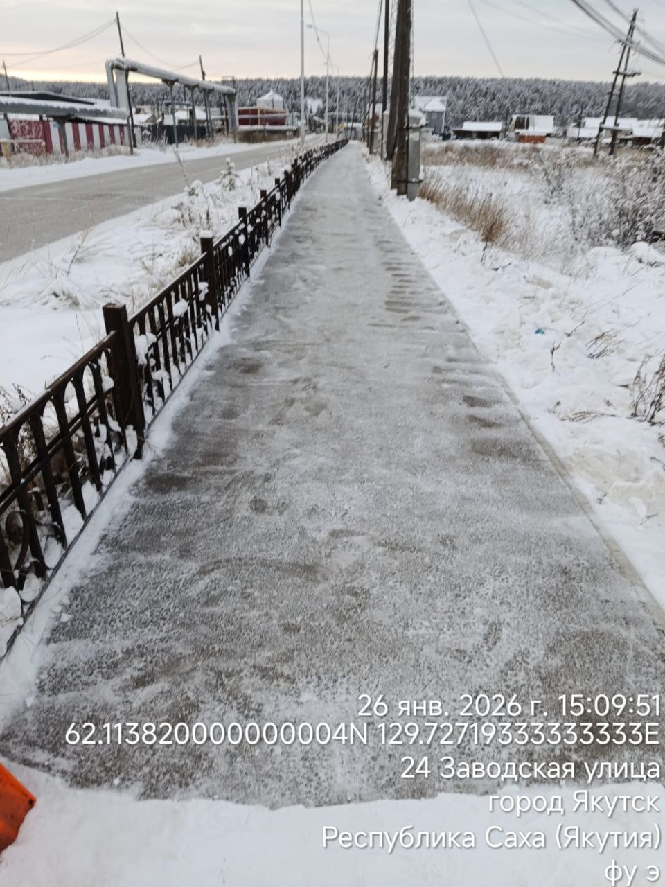 За чистыми тротуарами стоят конкретные люди - муниципальные дворники в промокшей от снега одежде