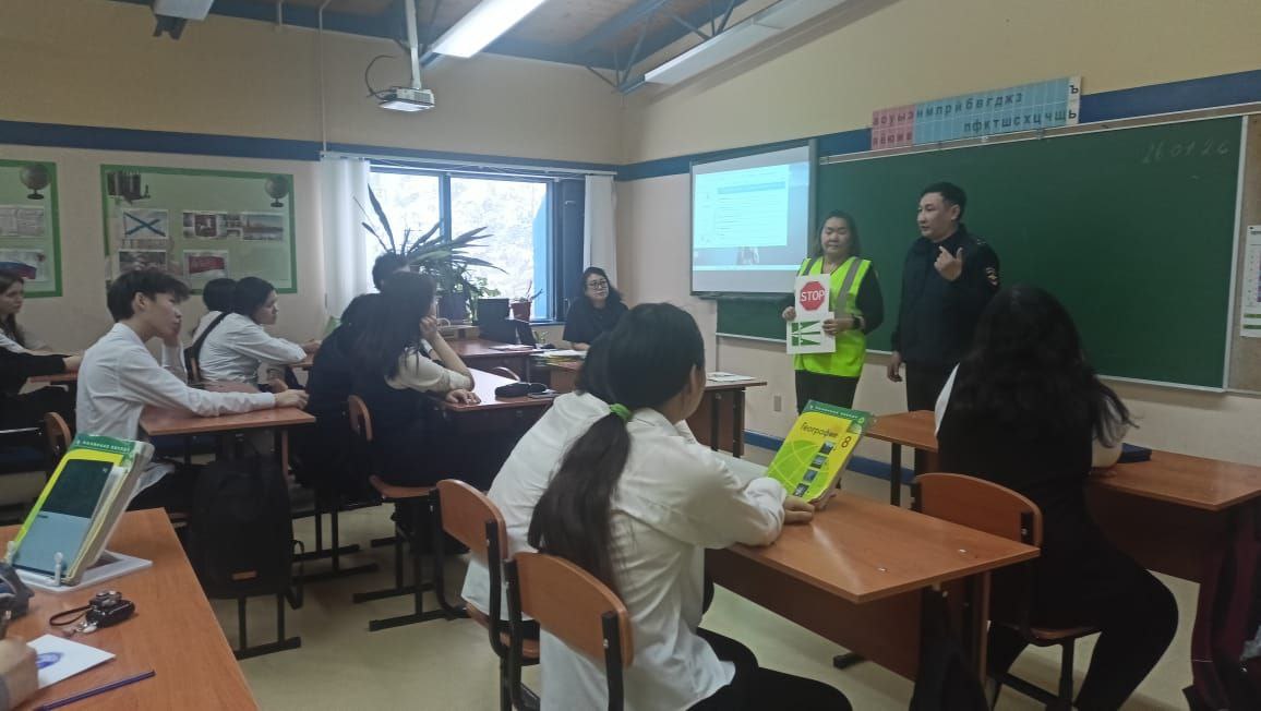 Дорога без опасности: Сотрудники Госавтоинспекции и дорожники провели урок безопасности для юных музыкантов Якутии Дорога без опасности: Сотрудники Госавтоинспекции и дорожники провели урок безопасности для юных музыкантов Якутии