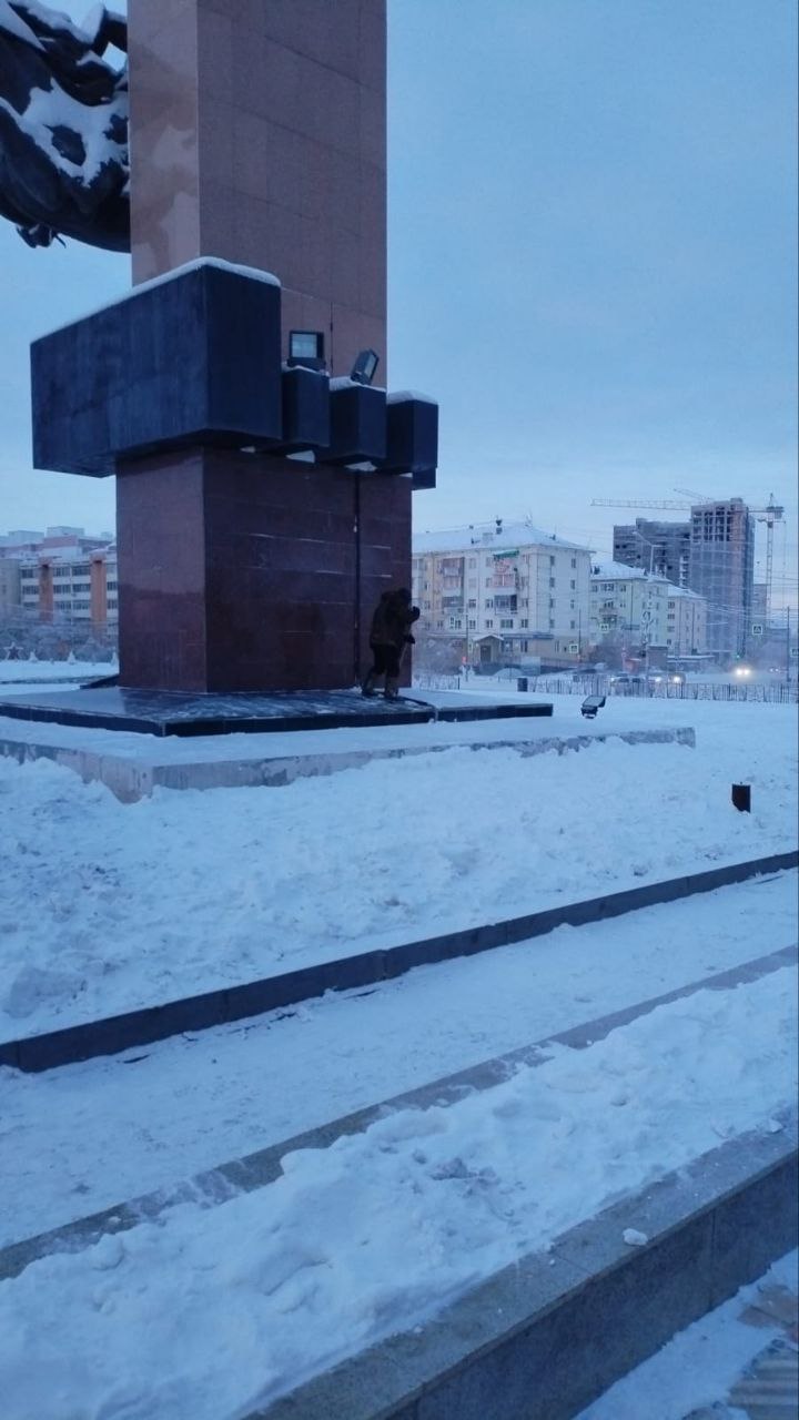 Наши дворники заботливо и тщательно расчищают площадь Победы от снега, создавая комфортные и безопасные условия для горожан Наши дворники заботливо и тщательно расчищают площадь Победы от снега, создавая комфортные и безопасные условия для горожан