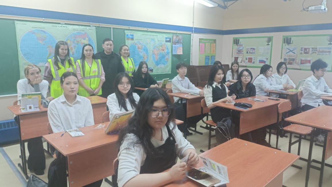 Дорога без опасности: Сотрудники Госавтоинспекции и дорожники провели урок безопасности для юных музыкантов Якутии Дорога без опасности: Сотрудники Госавтоинспекции и дорожники провели урок безопасности для юных музыкантов Якутии