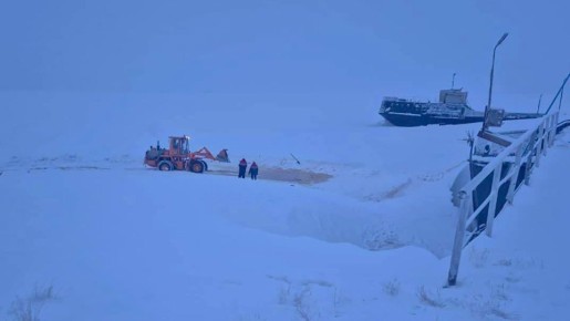 В поселке Тикси принимаются оперативные меры по ликвидации последствий разлива топлива на нефтебазе