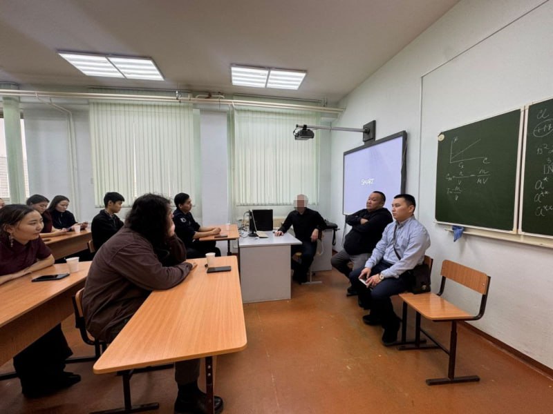 В Якутске полицейские и представители банка проводят со студентами и преподавателями лекции по кибербезопасности В Якутске полицейские и представители банка проводят со студентами и преподавателями лекции по кибербезопасности