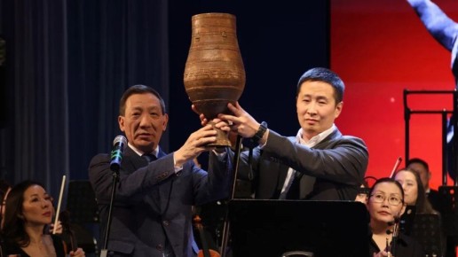 Министр по делам молодежи и социальным коммуникациям республики Петр Шамаев передал эстафету Года защитника Родины министру культуры и духовного развития Афанасию Ноеву в связи с началом Года культуры в Якутии