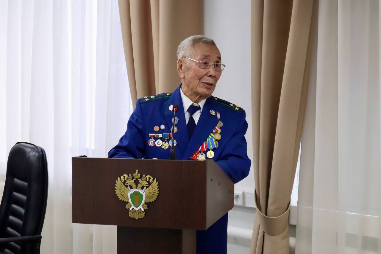 Прокуратура республики поздравляет с юбилеем ветерана прокуратуры!