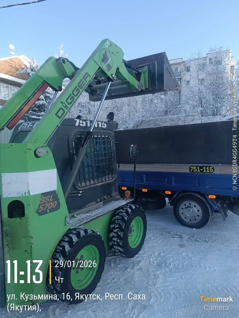 Подрядчик Управы Гагаринского округа по уборке тротуаров провел работу по вывозу складированного снега после уборки тротуаров Подрядчик Управы Гагаринского округа по уборке тротуаров провел работу по вывозу складированного снега после уборки тротуаров