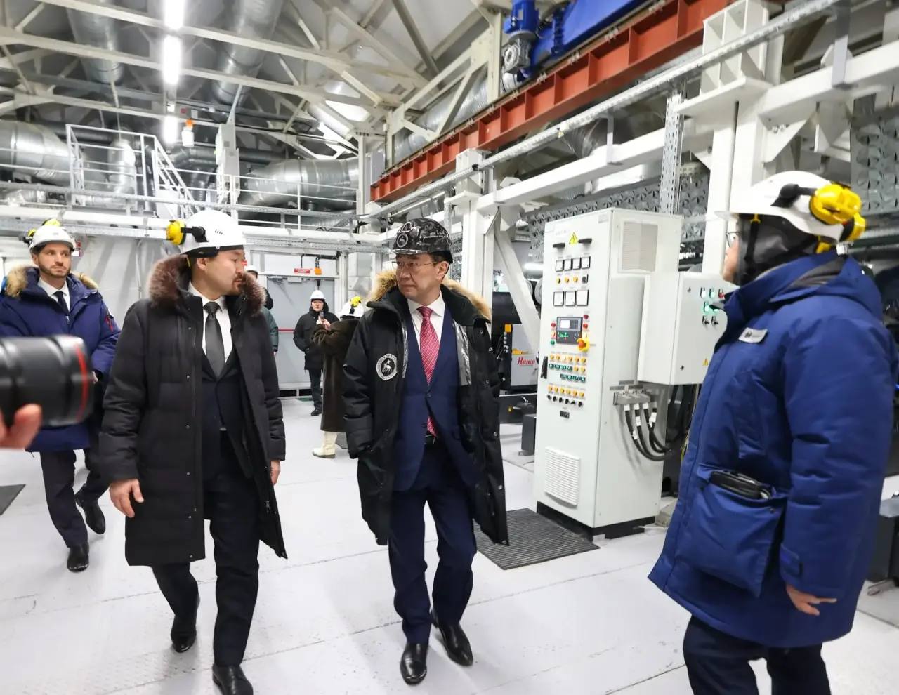 Айсен Николаев: В ходе рабочей поездки в Кобяйский район осмотрел ход строительства автоматизированного гибридного энергокомплекса в посёлке Сангар Айсен Николаев: В ходе рабочей поездки в Кобяйский район осмотрел ход строительства автоматизированного гибридного энергокомплекса в посёлке Сангар