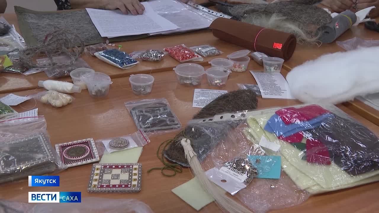 Поддержать защитников. Участники волонтерского движения "Боевые шелкопряды Якутии" продолжают сбор необходимых посылок бойцам и плетут маскировочные сети