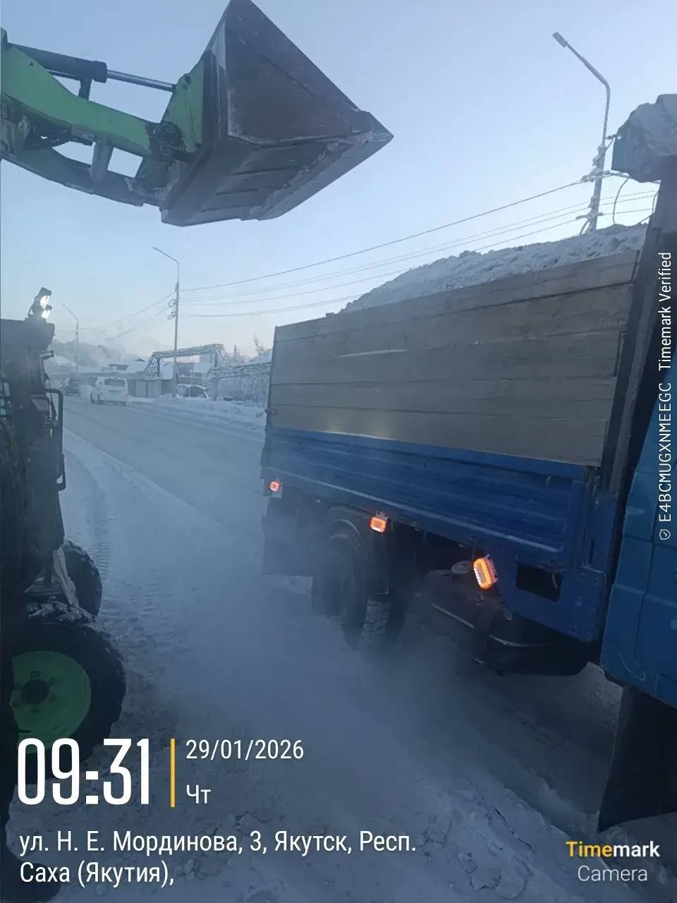 Подрядчик Управы Гагаринского округа по уборке тротуаров провел работу по вывозу складированного снега после уборки тротуаров Подрядчик Управы Гагаринского округа по уборке тротуаров провел работу по вывозу складированного снега после уборки тротуаров