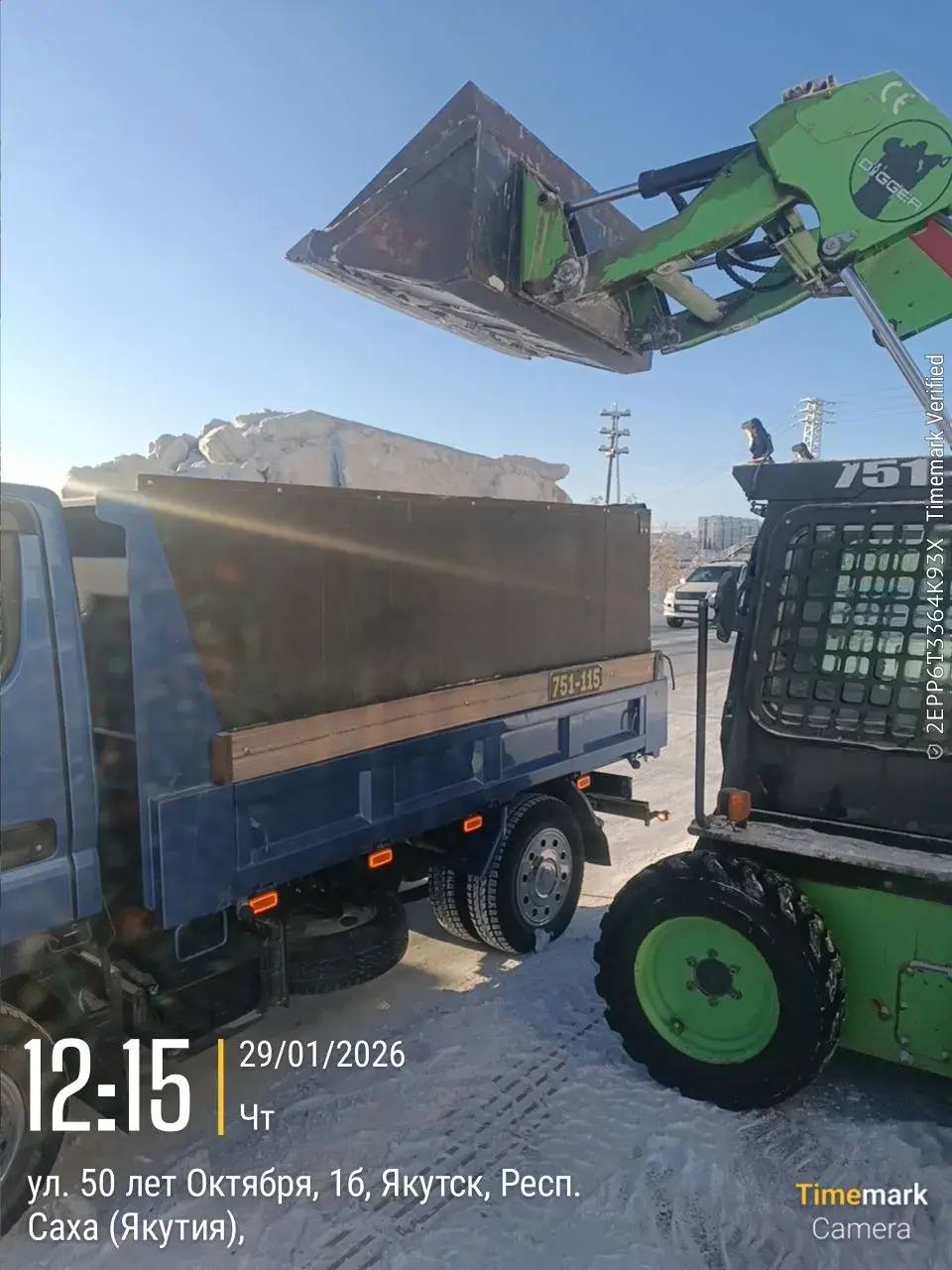 Подрядчик Управы Гагаринского округа по уборке тротуаров провел работу по вывозу складированного снега после уборки тротуаров