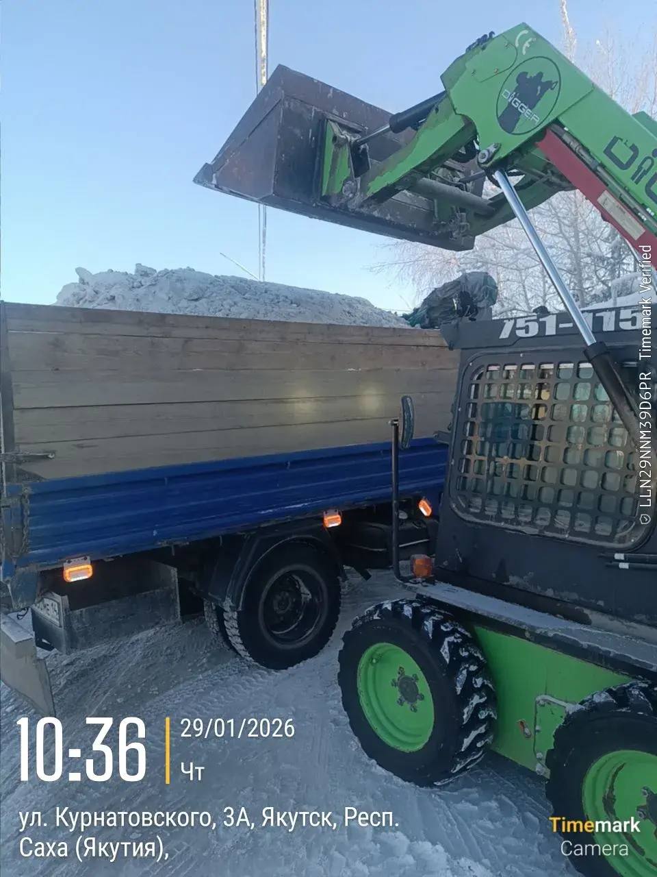 Подрядчик Управы Гагаринского округа по уборке тротуаров провел работу по вывозу складированного снега после уборки тротуаров Подрядчик Управы Гагаринского округа по уборке тротуаров провел работу по вывозу складированного снега после уборки тротуаров