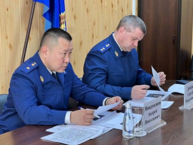 Начальник управления Генпрокуратуры России Андрей Мондохонов провел в Якутии личный прием жителей Намского района