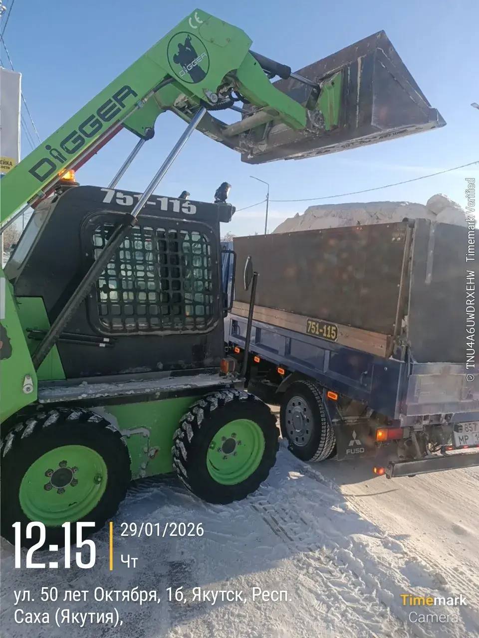 Подрядчик Управы Гагаринского округа по уборке тротуаров провел работу по вывозу складированного снега после уборки тротуаров Подрядчик Управы Гагаринского округа по уборке тротуаров провел работу по вывозу складированного снега после уборки тротуаров