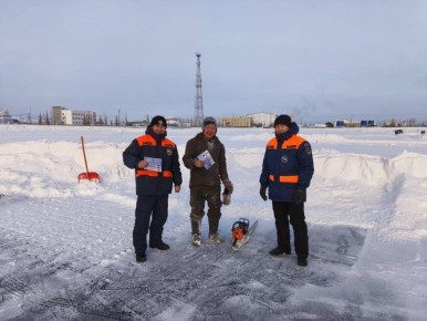 Спасатели доводят до населения правила безопасности в зимний период