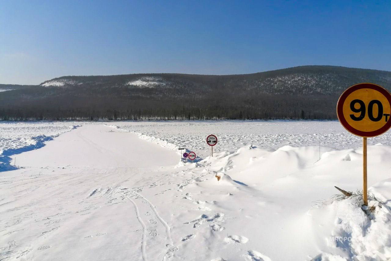 В Якутии разрешено движение по 42 ледовым переправам В Якутии разрешено движение по 42 ледовым переправам