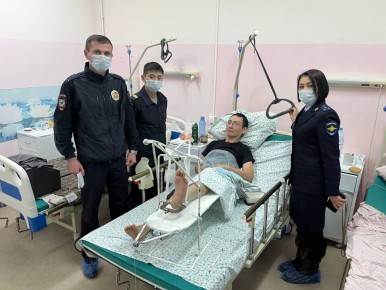 Сотрудник Следственного управления и слушатели Центра профессиональной подготовки МВД Якутии помогли мужчине, который при падении на улице сломал ногу