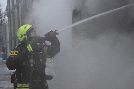 Пожарные оперативно потушили гараж в Якутске