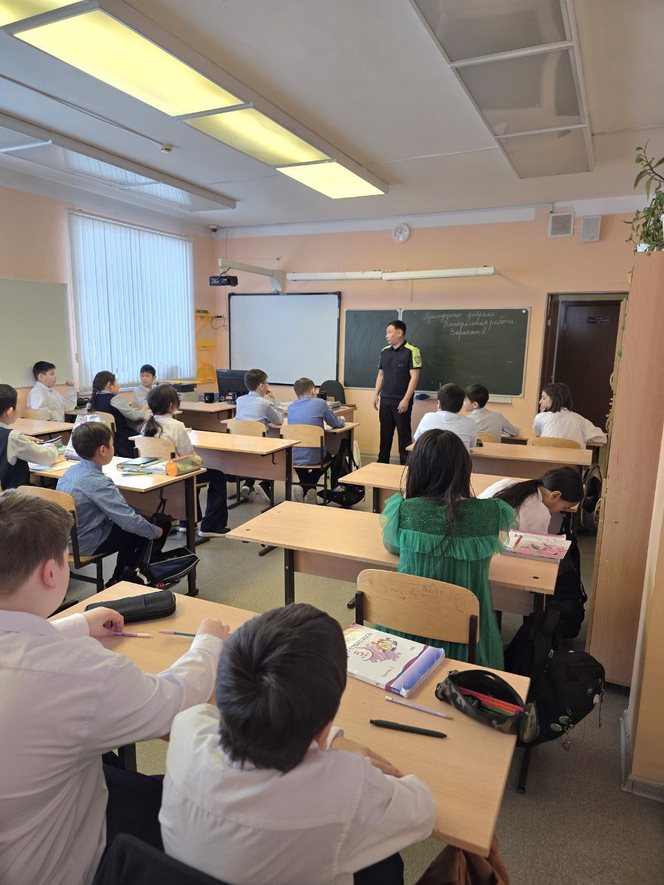 Инспектор превратил урок в важный разговор о жизни и безопасности Инспектор превратил урок в важный разговор о жизни и безопасности