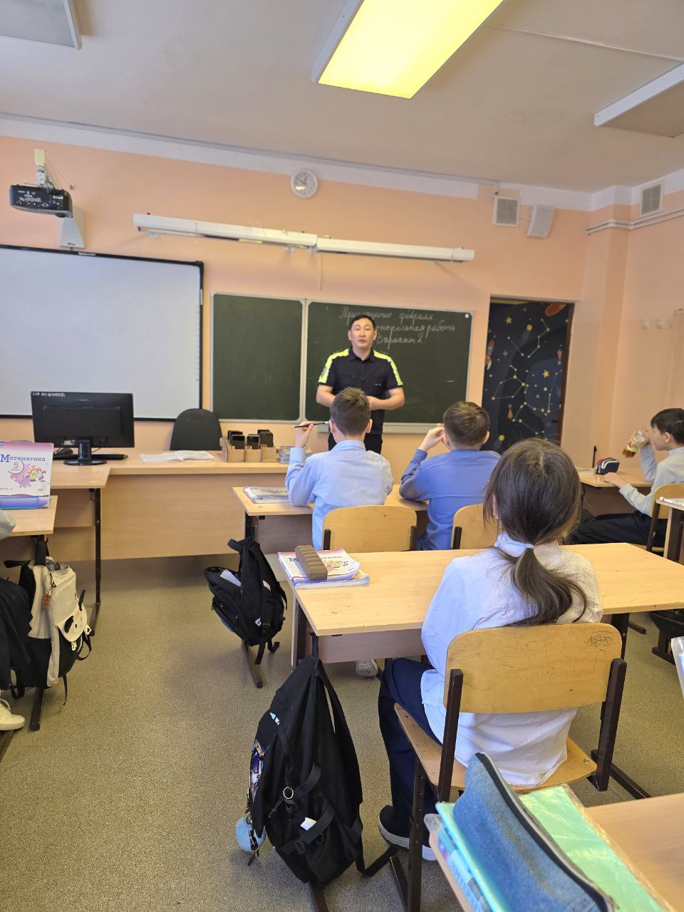 Инспектор превратил урок в важный разговор о жизни и безопасности Инспектор превратил урок в важный разговор о жизни и безопасности