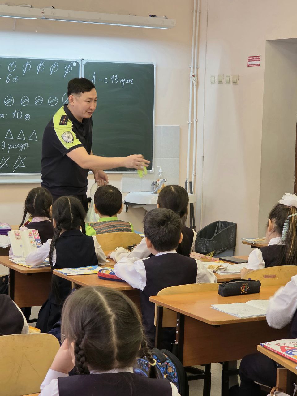 Инспектор превратил урок в важный разговор о жизни и безопасности Инспектор превратил урок в важный разговор о жизни и безопасности