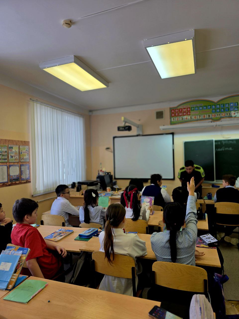 Инспектор превратил урок в важный разговор о жизни и безопасности Инспектор превратил урок в важный разговор о жизни и безопасности