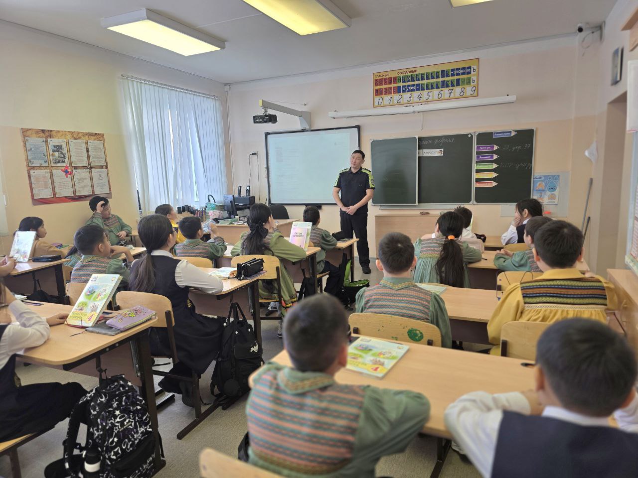Инспектор превратил урок в важный разговор о жизни и безопасности Инспектор превратил урок в важный разговор о жизни и безопасности