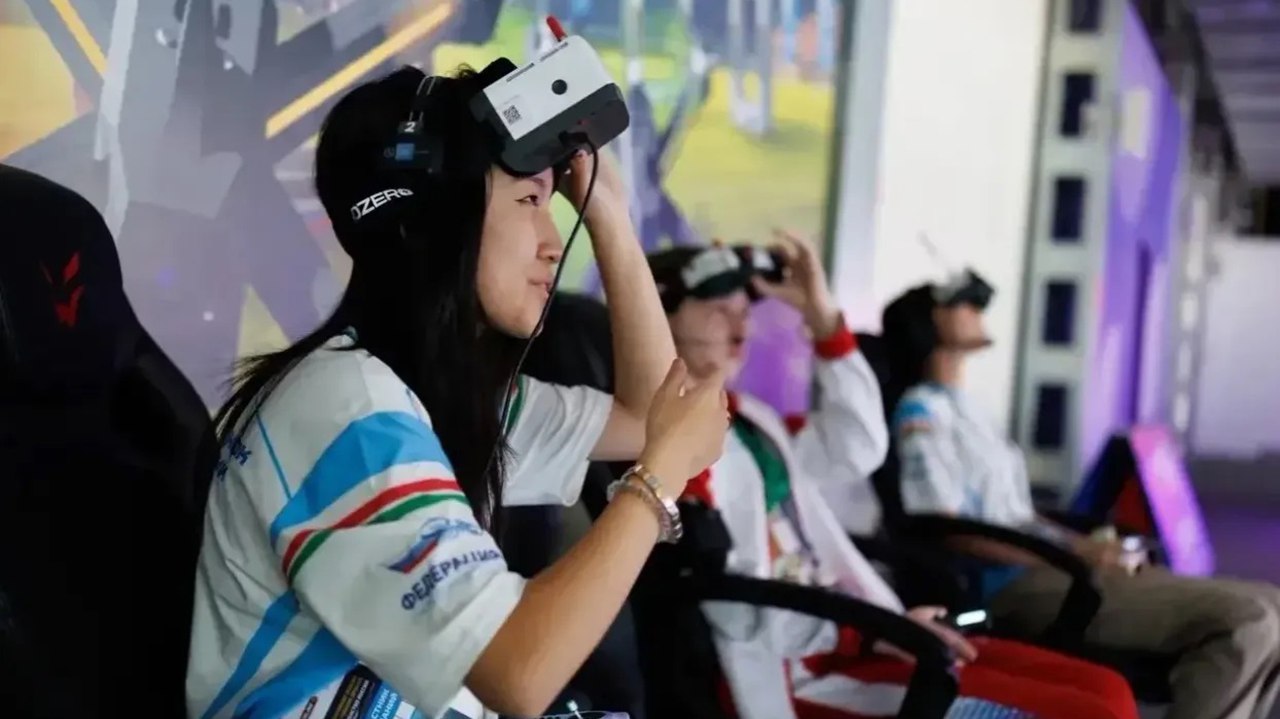 Сразу две представительницы республики — Сардана Сутакова и Уйгулаана Антоева — включены в основной состав юниорской сборной России по гонкам беспилотных воздушных судов на 2026 год