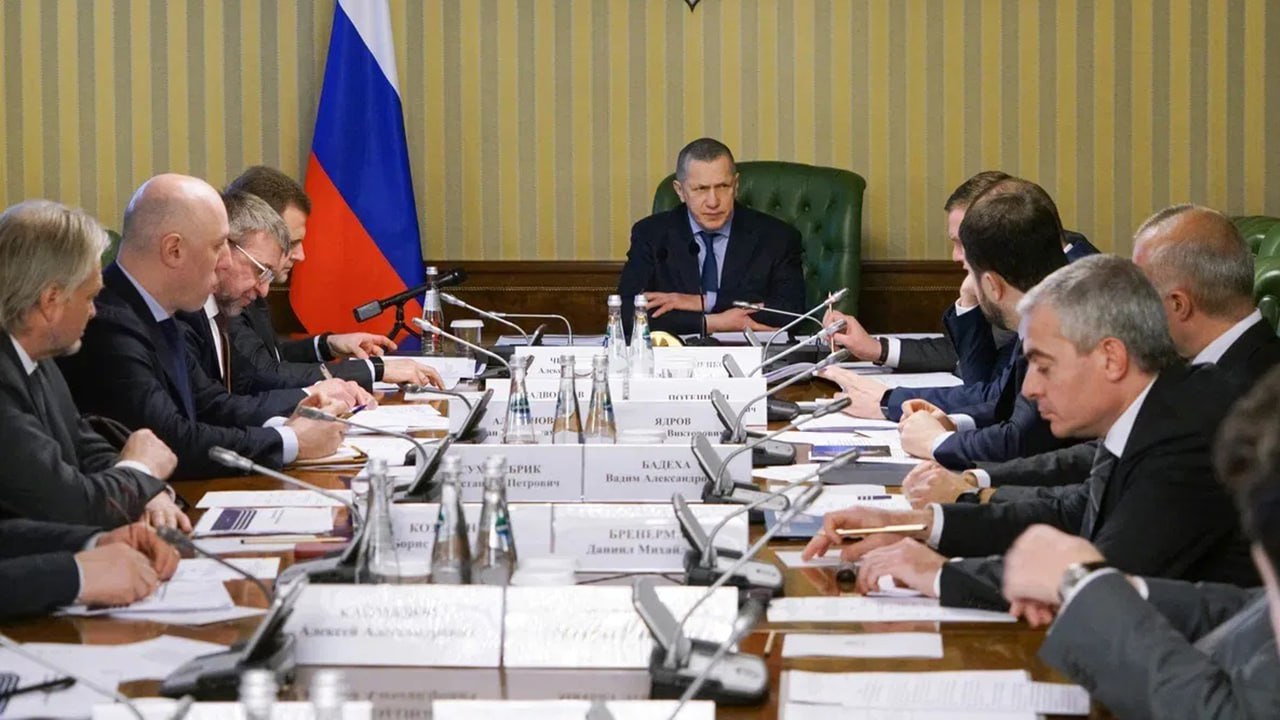 Заместитель Председателя Правительства РФ – полномочный представитель Президента РФ в ДФО Юрий Трутнев провел совещание по вопросу о перспективах производства эксплуатации Ил-114-300 на маршрутах Дальнего Востока и Арктики.