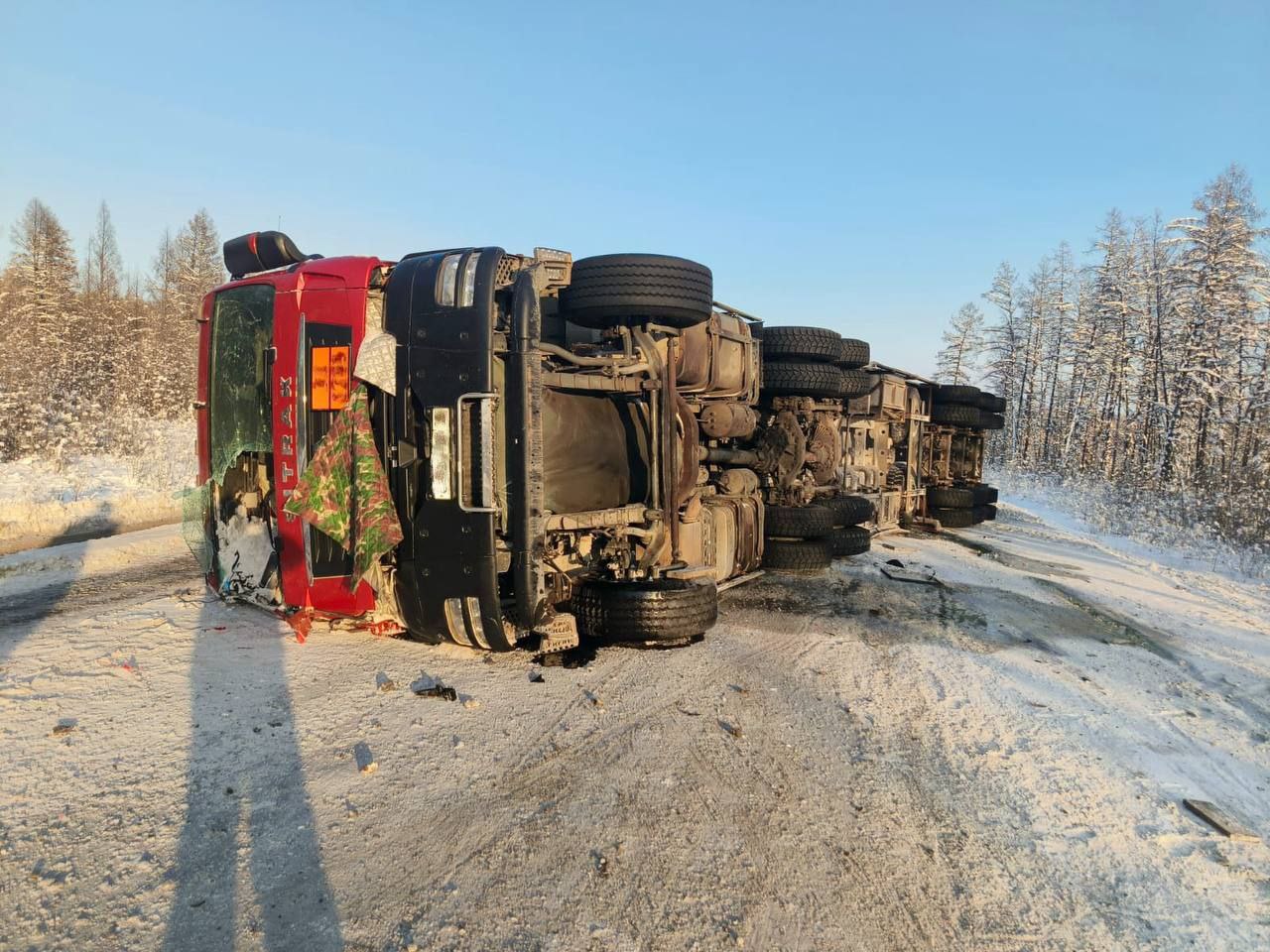 В Томпонском районе сотрудники Госавтоинспекции выясняют обстоятельства опрокидывания грузовика, перевозившего топливо