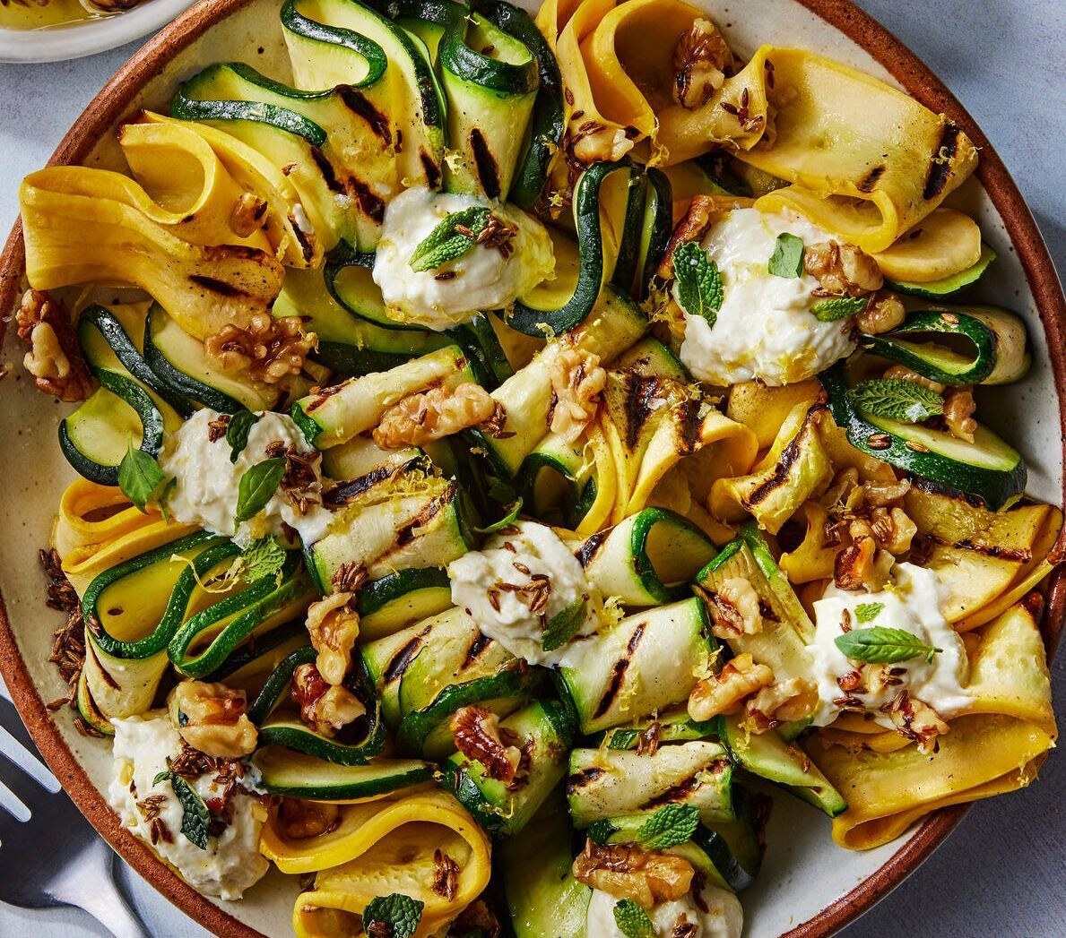 Новый взгляд на гриль: салат из кабачков, который покорит ваши вкусовые рецепторы