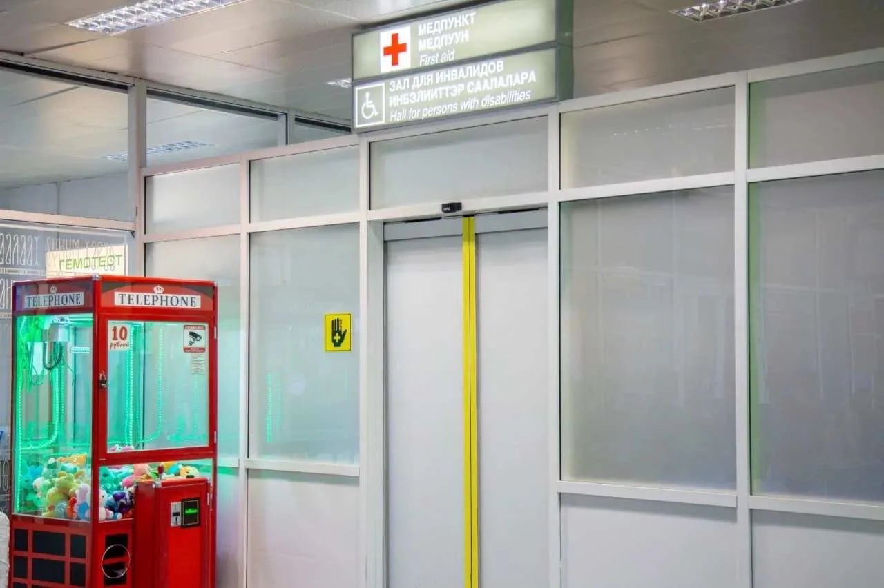 В аэропорту Якутска оценили доступность объектов для маломобильных групп населения В аэропорту Якутска оценили доступность объектов для маломобильных групп населения