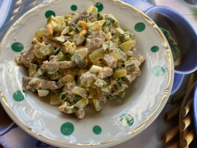 Салат «ДаЧный»: украсим стол быстрым угощением с печенью и огурцами