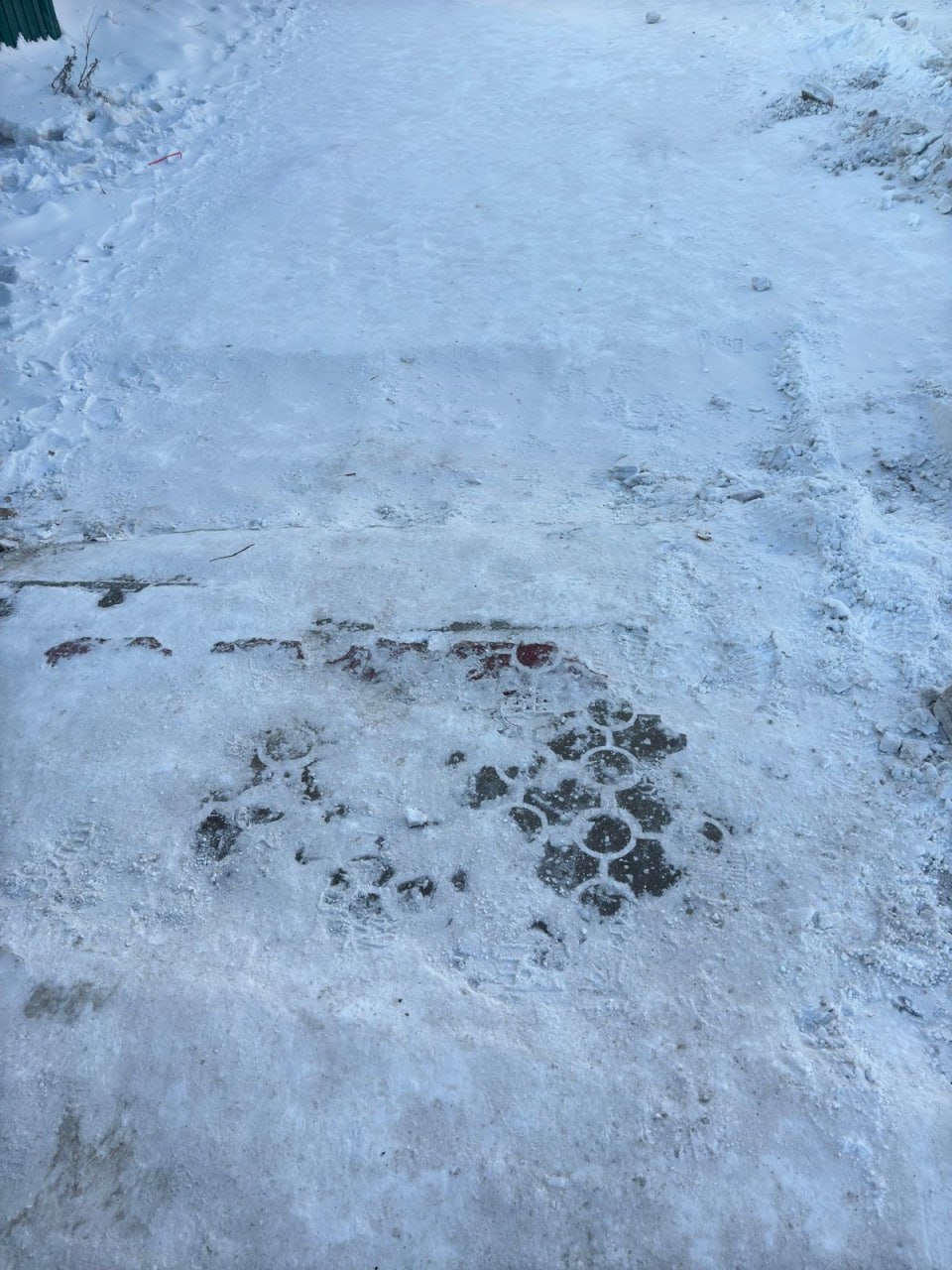 Опасный спуск, на котором покалечилась женщина, почистили Опасный спуск, на котором покалечилась женщина, почистили