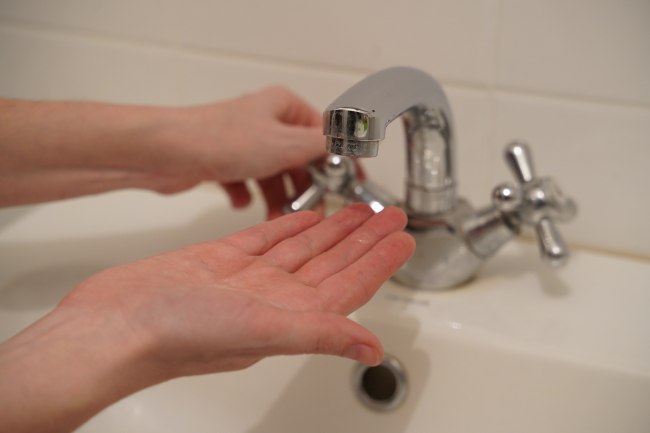 Жители Ленска 25 лет живут во временном бараке с ржавой водой