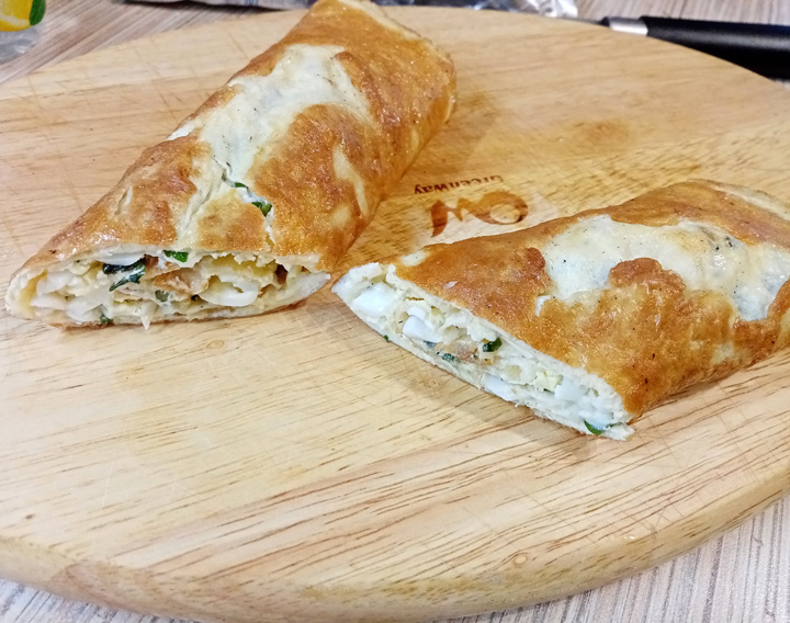 Как приготовить аппетитные омлетные рулетики с разнообразной начинкой