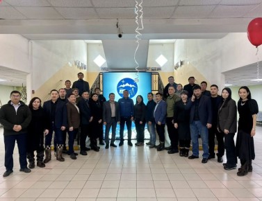 В рамках отчета Правительства перед жителями Томпонского района осмотрел котельную квартала Б. Объект оснащен пятью водогрейными котлами и обеспечивает теплом 17 многоквартирных и 10 частных домов