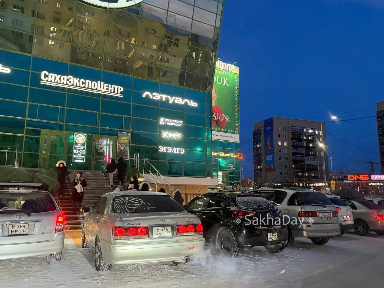 В Якутске ажиотаж в ТЦ перед праздником В Якутске ажиотаж в ТЦ перед праздником