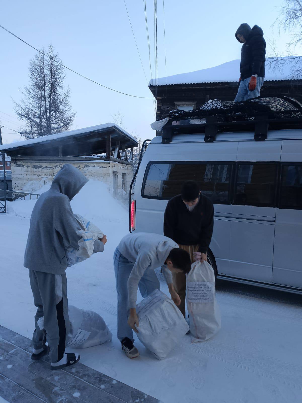 Ньурбатааы техникум кэлэктиибэ биир сбэнэн СВО байыаннай сулууспалаахтарыгар то ас арааын бэлэмнээн бу сарсыарда таксинан туааннаах сиргэ аадырыстаан ыытта