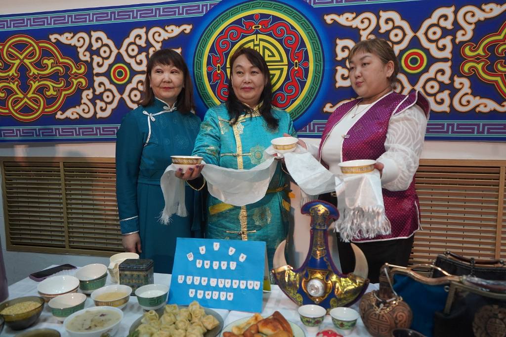 21 февраля в Доме дружбы народов имени А.Е. Кулаковского царила особая атмосфера — здесь тувинцы Якутии встретили Шагаа, тувинский Новый год 21 февраля в Доме дружбы народов имени А.Е. Кулаковского царила особая атмосфера — здесь тувинцы Якутии встретили Шагаа, тувинский Новый год