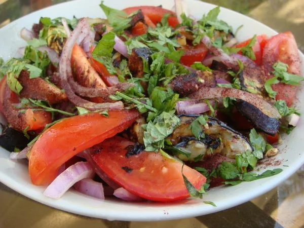 Запеченные баклажаны с помидорами: легкий рецепт для любого стола