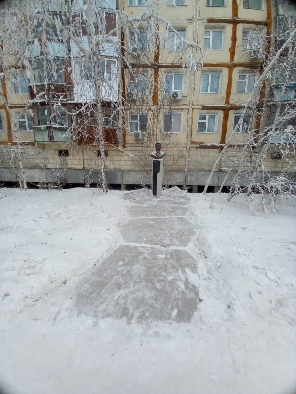 С добрым утром! Пусть день начнется с улыбки и радости, ведь наши заботливые дворники уже трудятся, расчищая снежные просторы, создавая уют и порядок вокруг