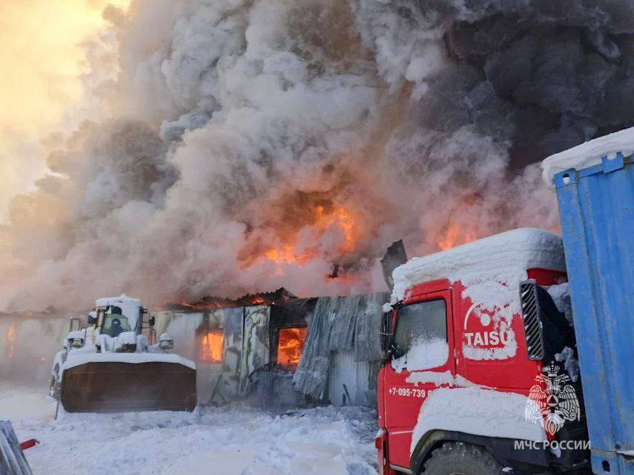 Пожар в гараже произошел в Оймяконском районе, пострадавших нет