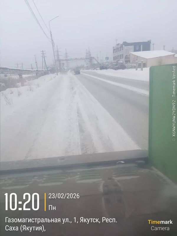 Подрядчик Управы Гагаринского округа проводит работу по уборке тротуаров от выпавших осадков