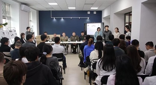 т сарсыарданан!. Аа дойдуну кмскээччилэр кннэринэн ээрдэлиибит! Бу кн Дойдубут бигэ туругун уансар, кс-уох трд буолар эр хоууннарбытыгар махтал тылларбытын тиэрдэбит