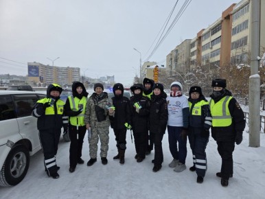 Сотрудницы Госавтоинспекции поздравили защитников Отечества на дорогах!