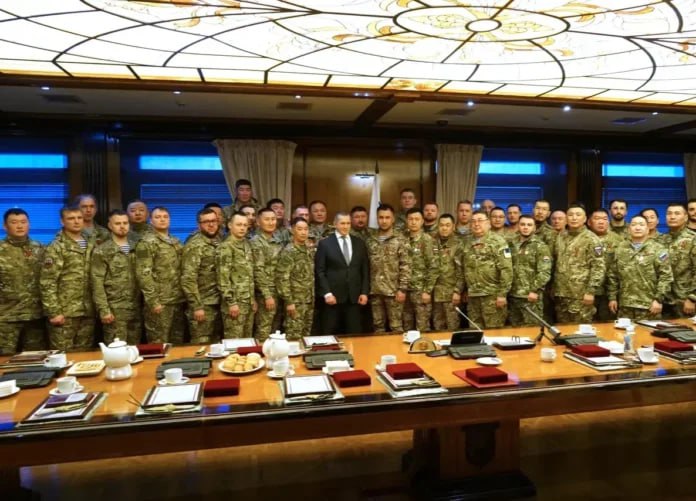 Юрий Трутнев вручил награды вернувшимся добровольцам из числа госслужащих ДФО