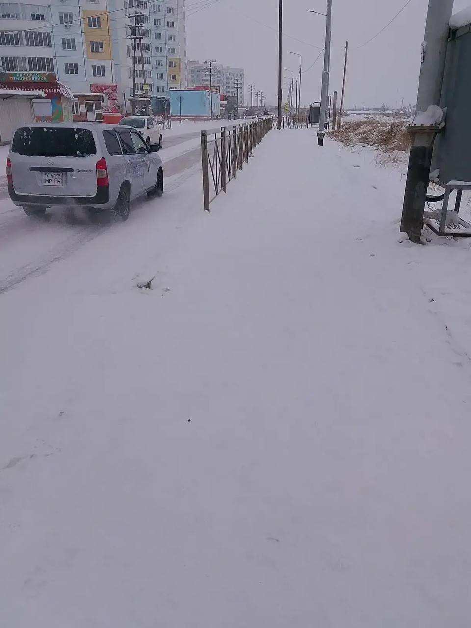 В Якутске чистят улицы после обильного снегопада