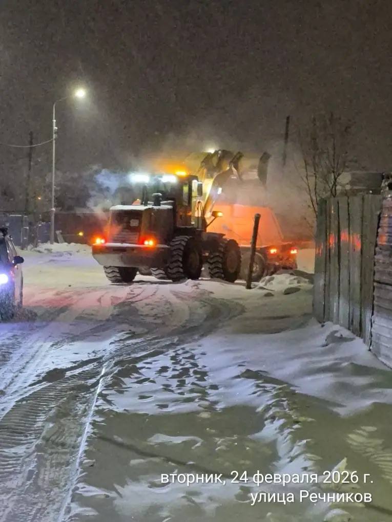 Кадры работ по очистке, подготовке и вывозу снега с ул. Речников