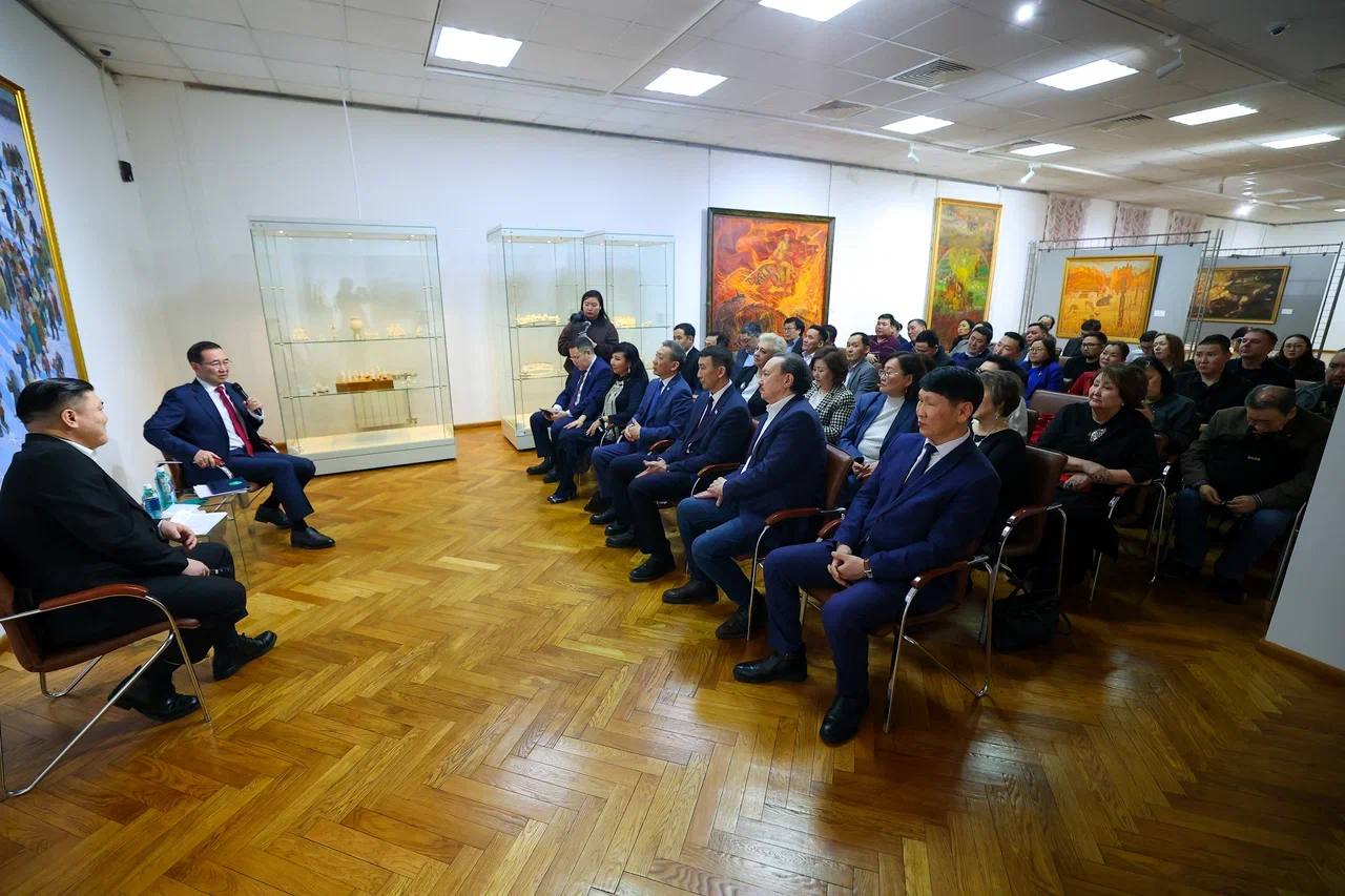 Айсен Николаев: Сегодня в Национальном художественном музее Республики Саха (Якутия) встретился с деятелями культуры и искусства республики Айсен Николаев: Сегодня в Национальном художественном музее Республики Саха (Якутия) встретился с деятелями культуры и искусства республики