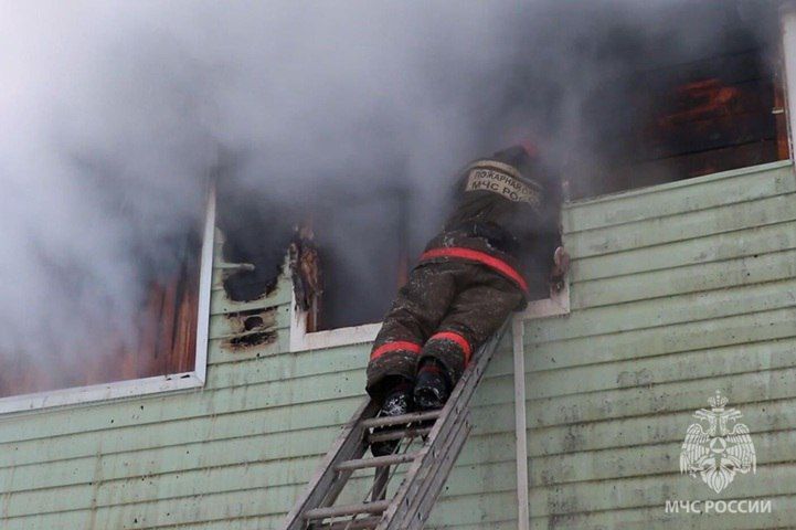 Пожарные спасли горящий частный дом